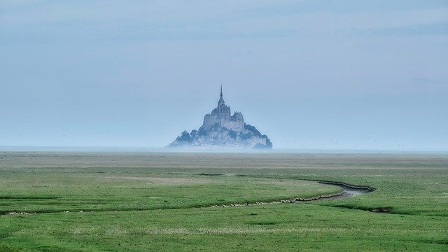 法国人才护照企业家与投资人类别居住续签：必备材料清单与时效验证指南