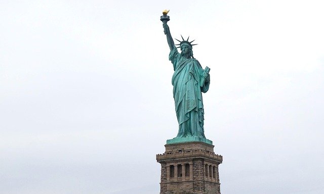 美国E2签证转绿卡资格自测：条约国身份与创业门槛是否达标？