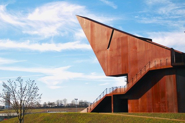 从4大阶段看懂卢森堡留学与工作居留的周期时效:学生签→工签→永居全路径