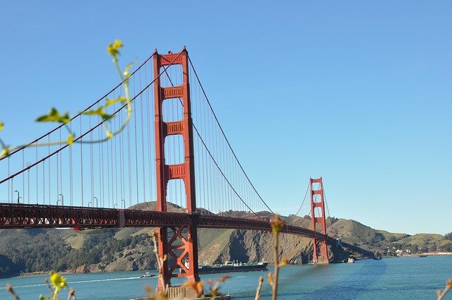 美国EB-1A审批加速避坑:十项标准举证的时效关键与常见雷区