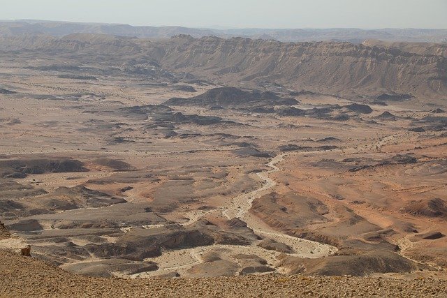 掌握以色列雇主担保与专家签证居住与续签核心:3个合规要点+2个真实案例拆解