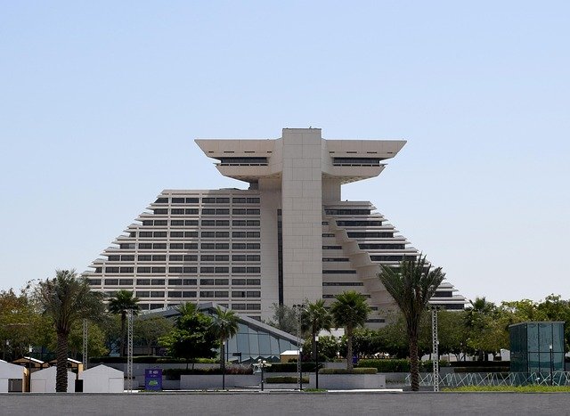 揭秘卡塔尔投资与居留:税务盲区与家庭成本隐形陷阱拆解