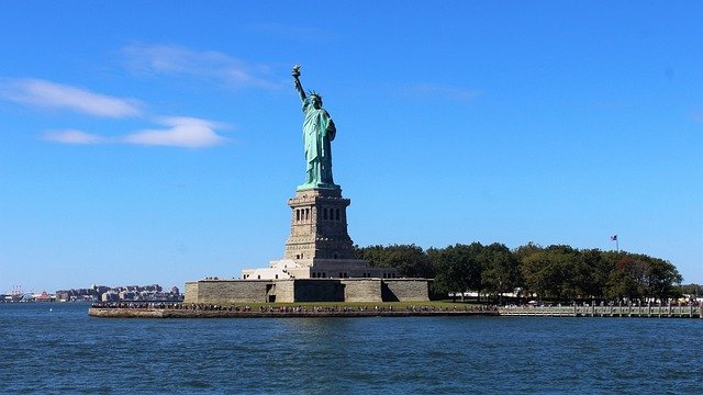 美国E2签证续签与转绿卡:审批时效及核心申请条件拆解