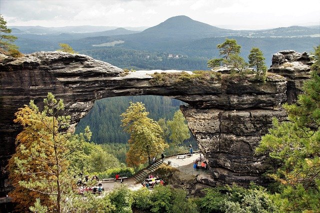 捷克雇主担保与蓝卡审批加速:费用构成拆解及隐性成本规避