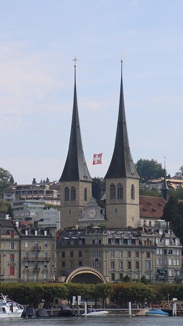 掌握瑞士创业与自雇居留时效节点：申请到永居的全周期指南