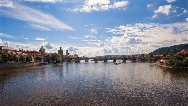 捷克投资与创业居留转永居/入籍时间规划：职场人士分阶段行动指南