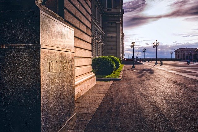 高净值企业主申请巴塞罗那黄金签证：购房与投资的核心材料清单及补料应对策略