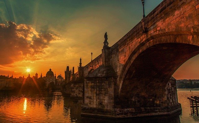 捷克雇主担保与蓝卡申请须知：时间线卡点、永居衔接雷区及薪资合规细节