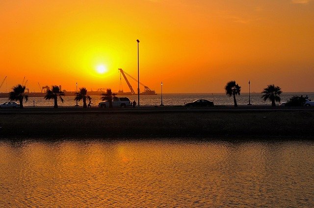 了解利雅得工作签证与永居申请：分阶段材料准备策略及避坑细节