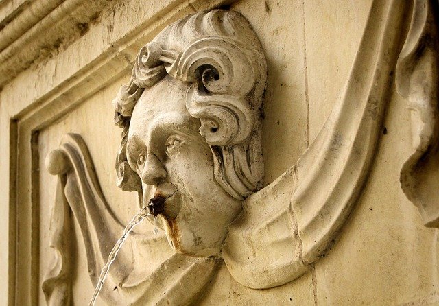 为什么马耳他家庭团聚中欧盟家属的费用结构比非欧盟亲属更优?