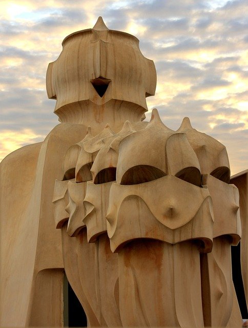 西班牙黄金签证与非盈利移民面签条件对比：费用相关问题如何应答？