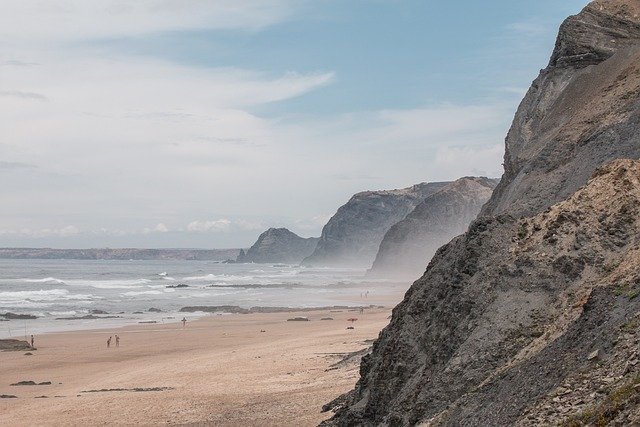 葡萄牙D7被动收入签证带娃：子女教育材料清单与补料全攻略——费用核查、NHR衔接及续签要点