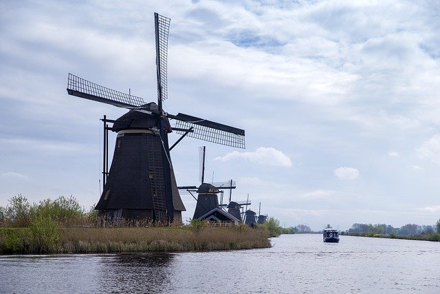 如何准备荷兰家庭团聚签证的收入与住房材料？流程步骤与补料指南