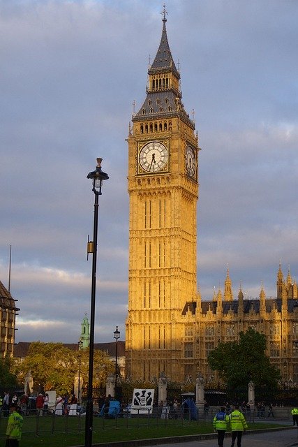 英国全球人才签证艺术vs科技vs人文领域:成就要求的时间线差异怎么选?