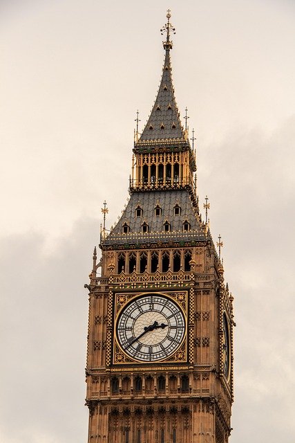 一文解析英国Skilled Worker工签转永居与入籍路径：材料准备与补料指南