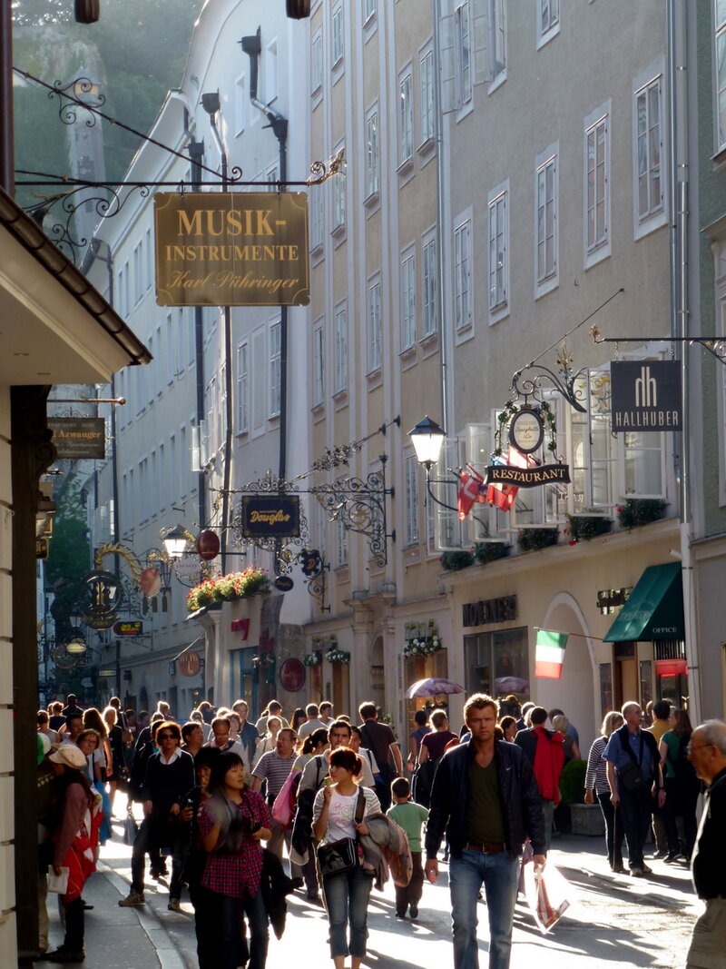 奥地利红白红卡与关键人才签证:申请全流程周期多长?永居时效有何不同?